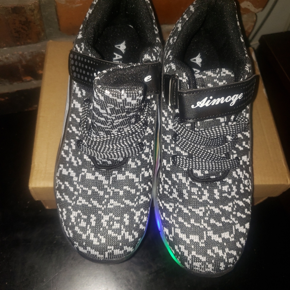 Aimoge light up black and white skating sneakers